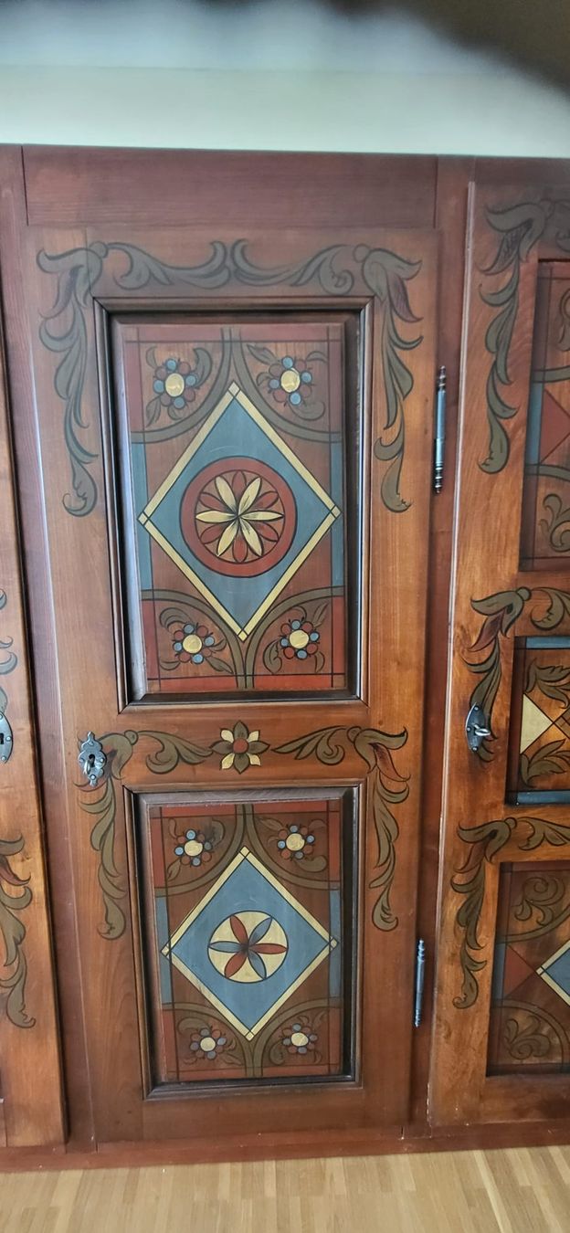 Armadi: Wunderschöner Bauernschrank bemalt Atelier Rogenmoser – Usato da Röschenz venduto da Bravo1234 3