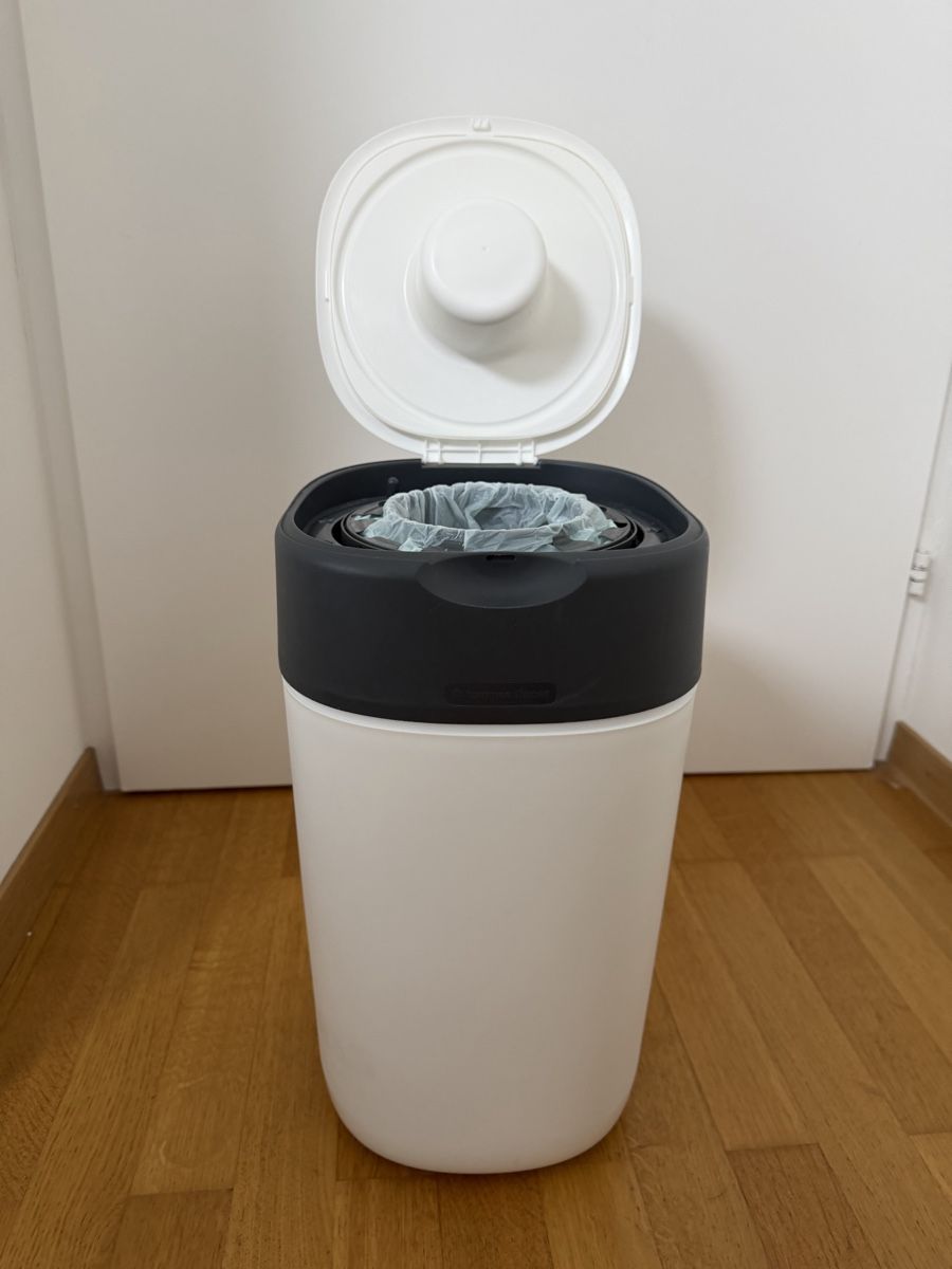 Tommee Tippee Cestini per rifiuti: Tommee Tippee twist and click nappy bin – Usato da Thalwil venduto da jen_vk22 2