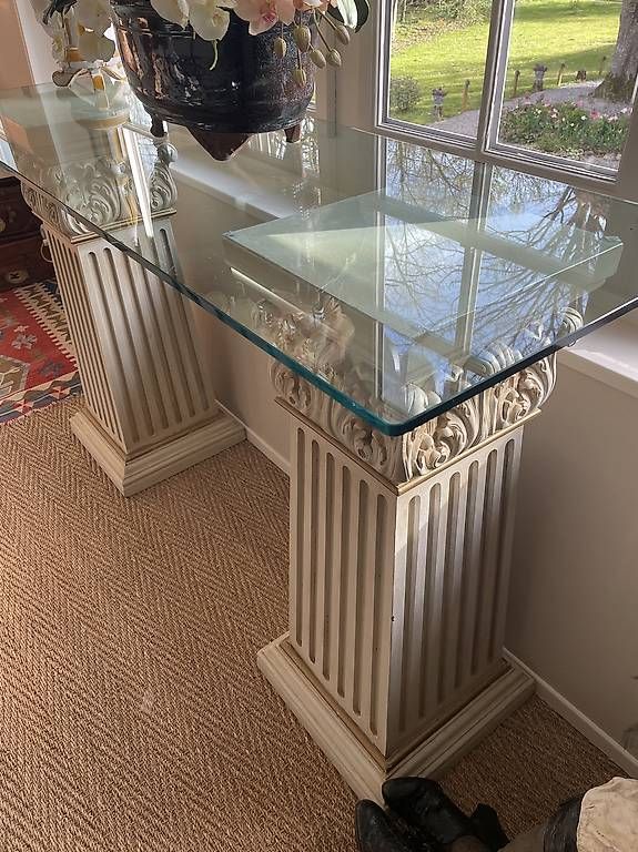 Tavoli: Meuble console verre avec colonnes romaines en bois  – Usato da Troinex venduto da nadinebmichaelson 1