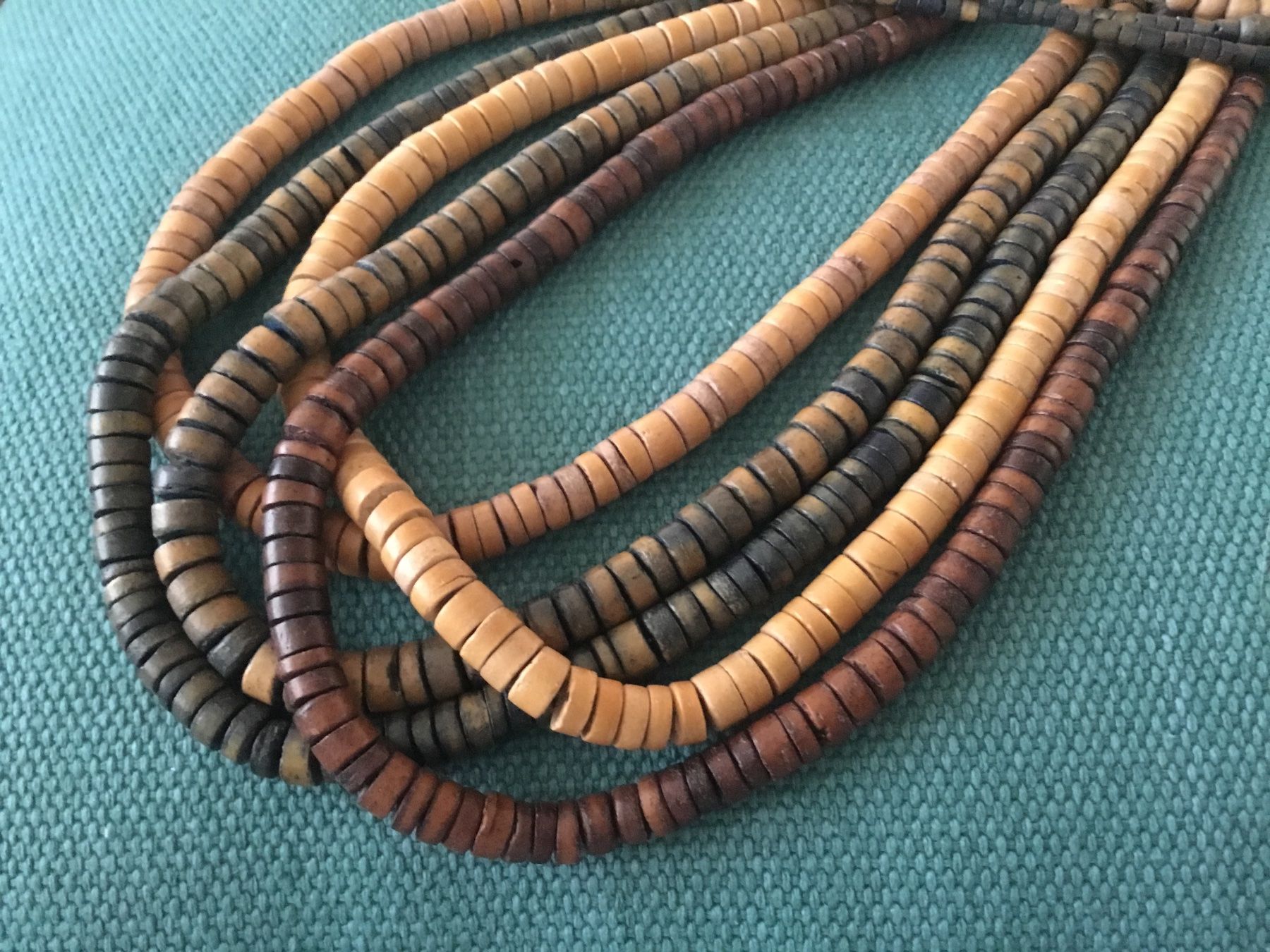 Catenine: Long collier bois 5 rangs beige-brun neuf – Nuovo (secondo la descrizione) da Le Landeron venduto da nic_8hd5 1
