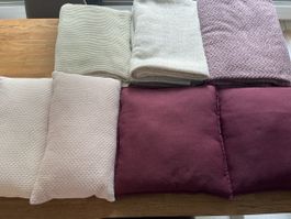Kissen und Decken fürs Sofa, violett/rosa/weiss
