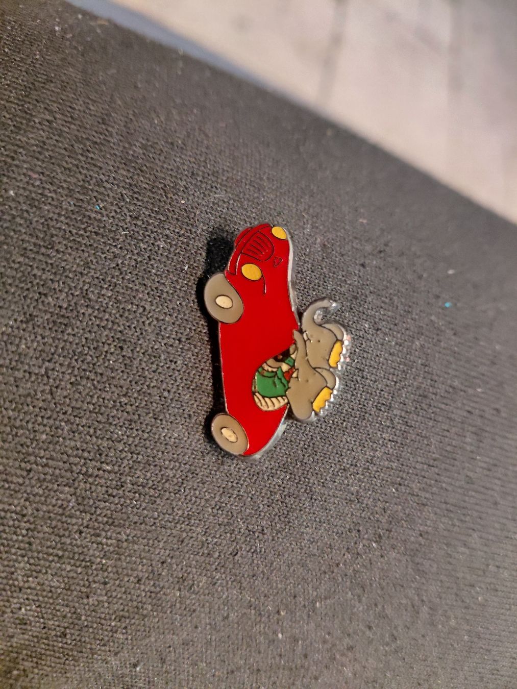 Broches & Aiguilles: Pin's babar de L. de Brunhoff, 1990, parfait! – D'occasion à Montreux par Sorabest