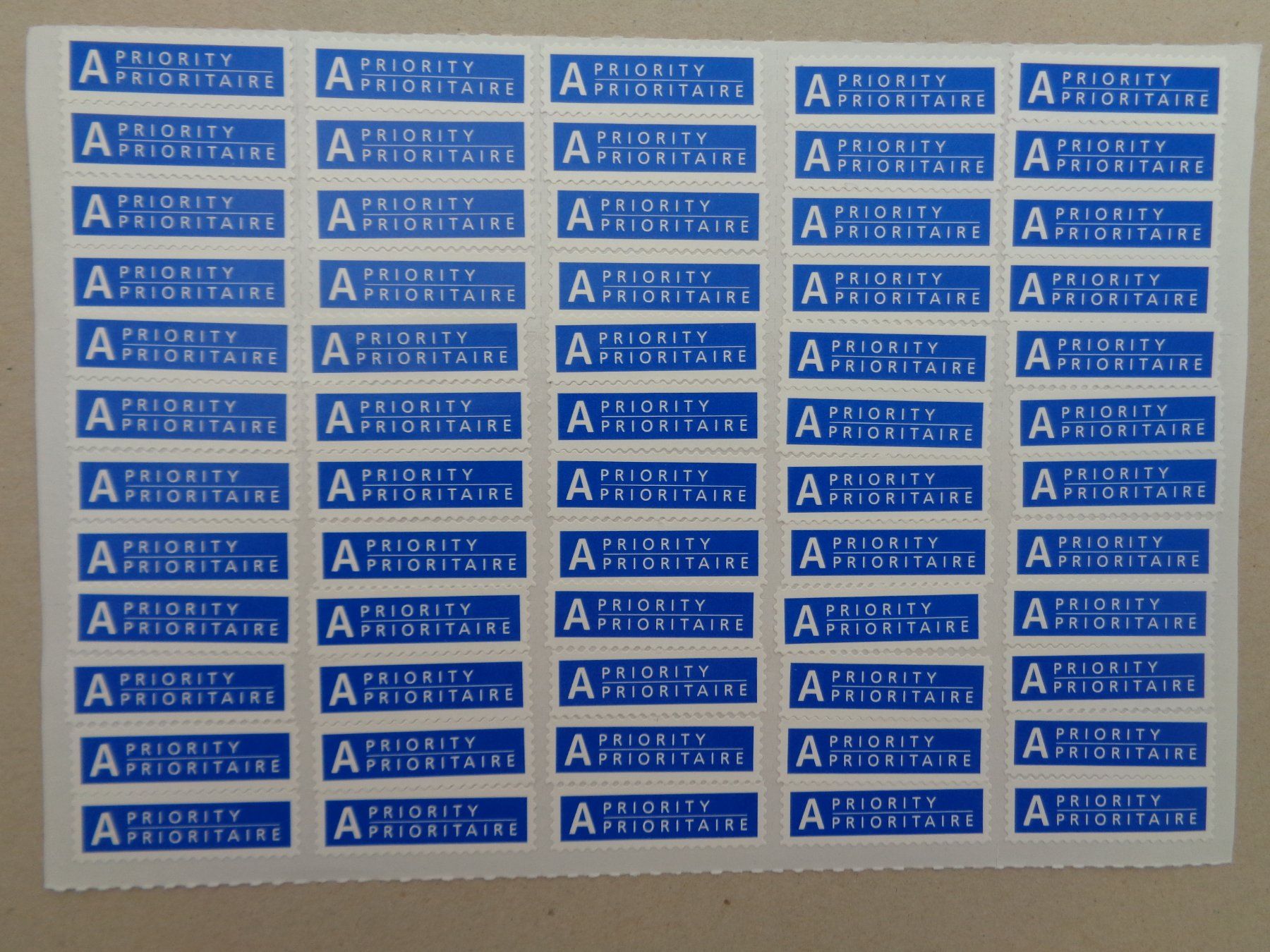 Avery Zweckform Sticker: 1 Bogen mit 60 Priority-Prioritaire Aufkleber für A-Post – Nuovo (secondo la descrizione) da Chur venduto da omonia