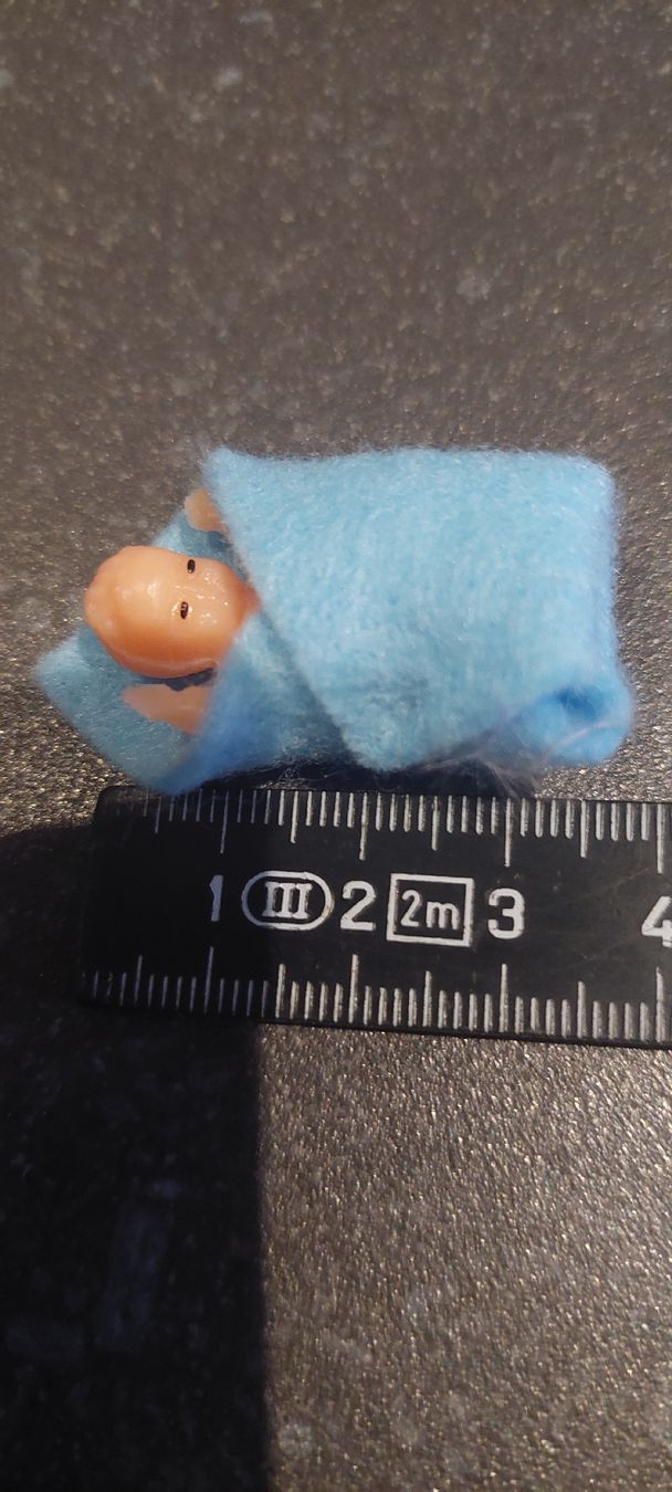 Case e mobili per bambole: 3 Miniaturen Püppchen  – Usato da Muri AG venduto da nindo1 2