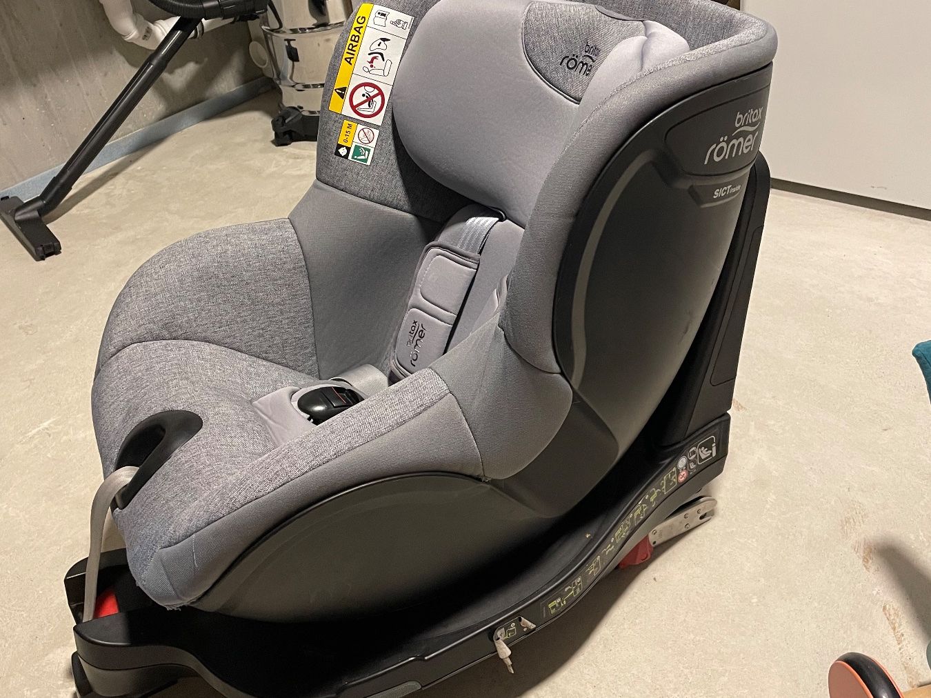 Britax Römer Auto-Kindersitze: Kindersitz Britax Römer - drehbar – Gebraucht aus Sils im Domleschg von bog_q865 1