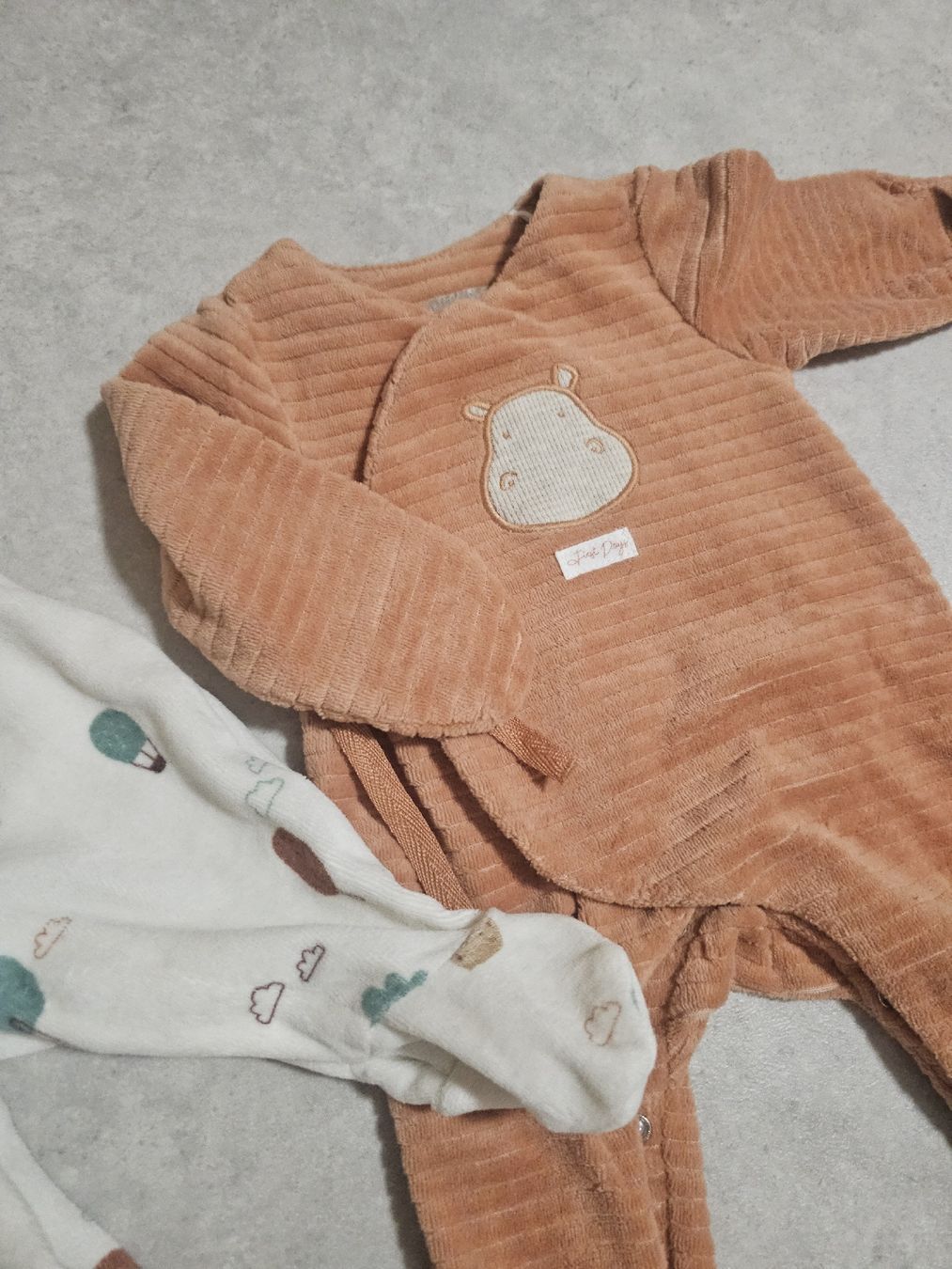 Lotti & Set di vestiti: Lot de 3 pyjamas en velours 1 mois – Nuovo (secondo la descrizione) da Sornetan venduto da T.a333 3