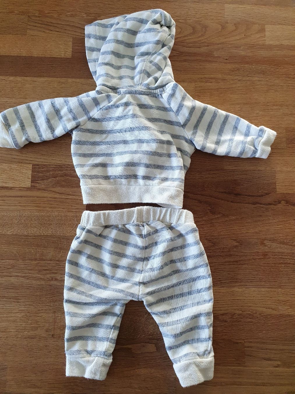 H&M Baby Jogginganzug 56, gestreift (Gebraucht) in Einigen für