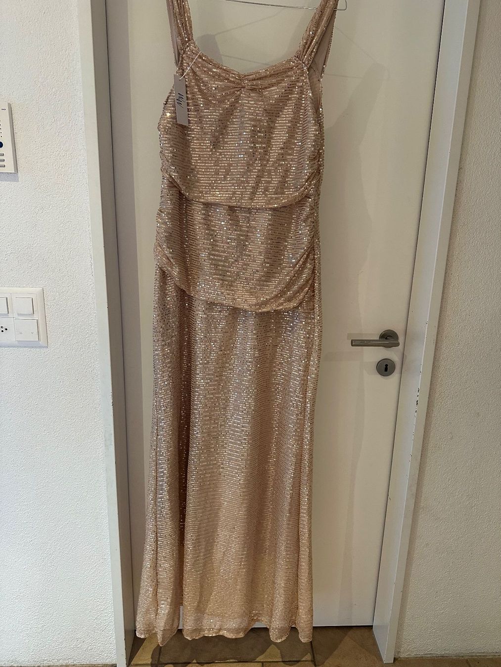 Vestiti: WW / Elegantes Damenabendkleid mit Schlitz – Nuovo (secondo la descrizione) da Uitikon-Waldegg venduto da Zuegnis 2