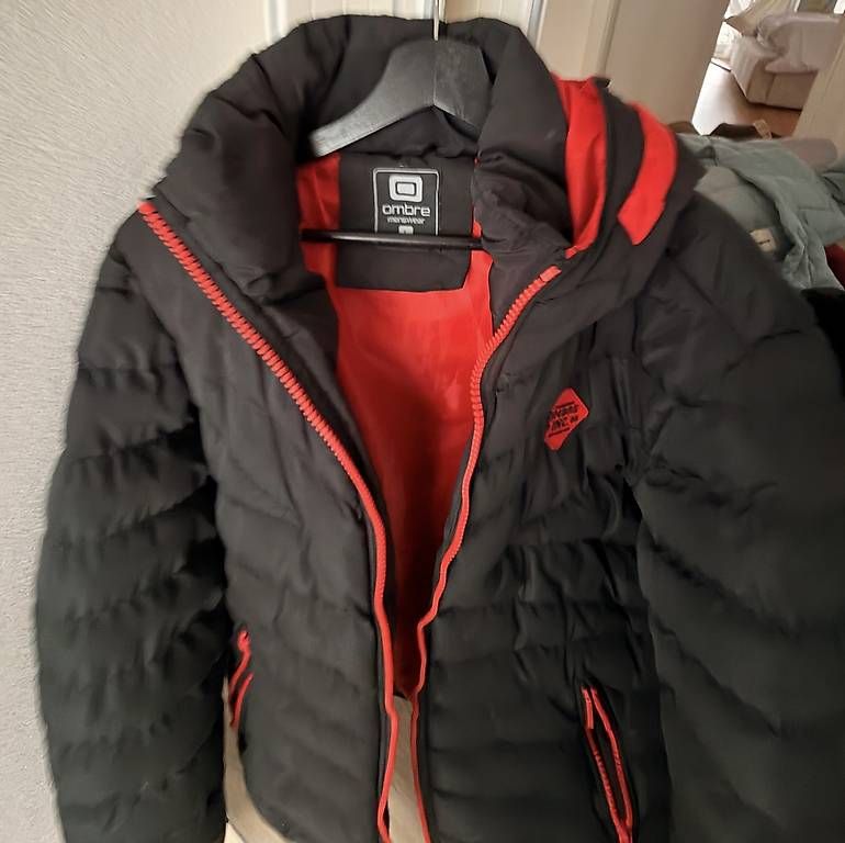 Giacche: Winterjacke Schwarz / Rot L – Usato da Islikon venduto da l.ina3 1
