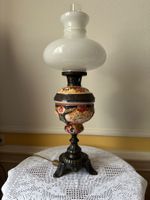 Petroleum Vintage Lampe, Milchglas, Keramikfuss