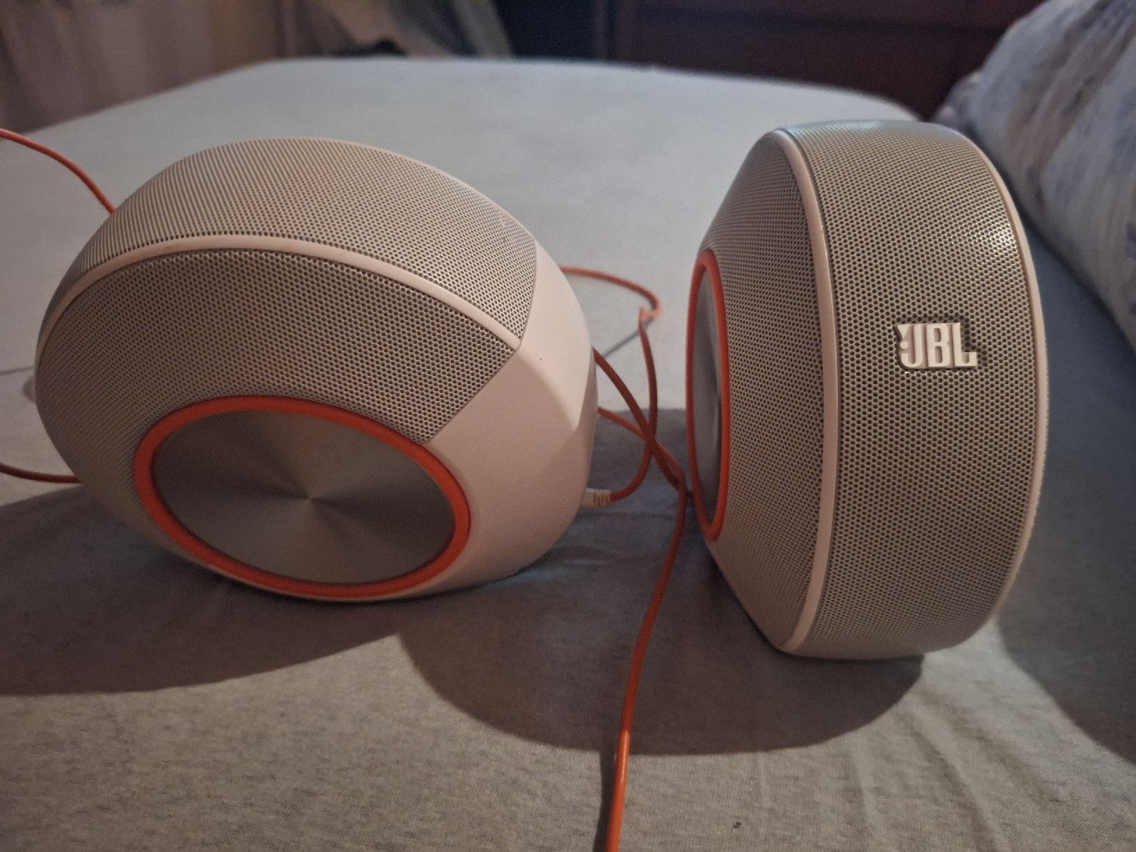 JBL Casse acustiche: Enceintes JBL blanches avec câble USB, bon état – Usato da Tannay venduto da v1n1p00h 1