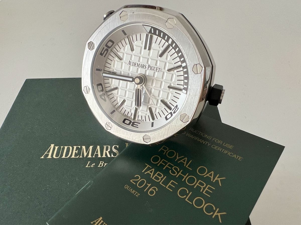 Sveglie: Audemars Piguet Royal Oak Offshore Table Clock 2016, SRP3500 – Nuovo e nell'imballaggio originale da Le Mont-sur-Lausanne venduto da LycaGallery