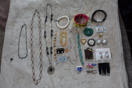 1 schönes 32 teiliges Modeschmuck Set