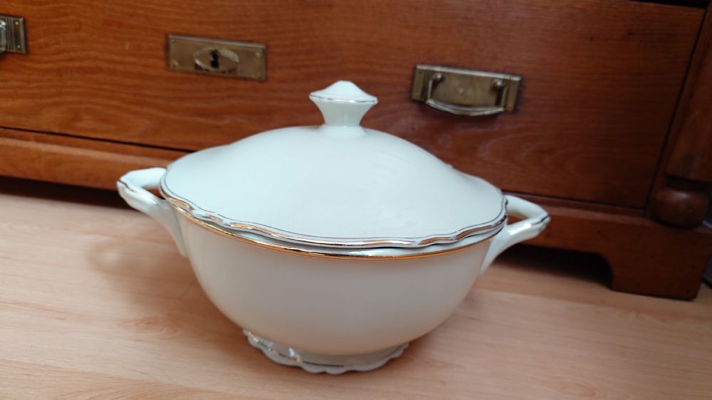 Coupes: Elegante Suppenterrine, Porzellan mit Goldrand, Vintage – D'occasion à Walterswil SO par Daniela.K