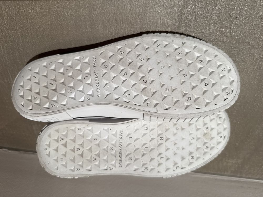 Chaussures femmes: Karl Lagerfeld Sneaker Gr.38 Weiss Top Zustand! – D'occasion à Schindellegi par butterfly242011 2