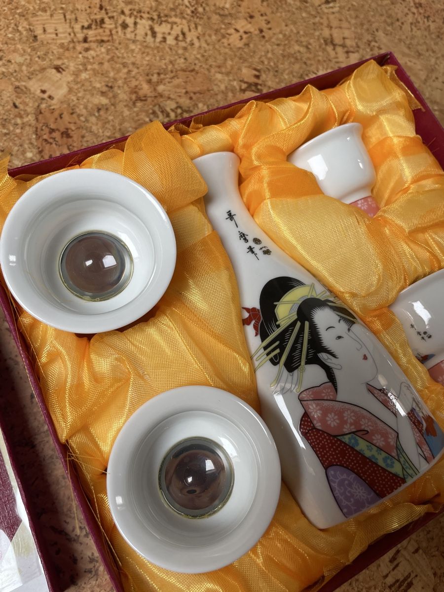 Set di piatti: Neuwertiges Sake Set, Japan Geisha – Nuovo (secondo la descrizione) da Buchs SG venduto da Buxerli_ 1