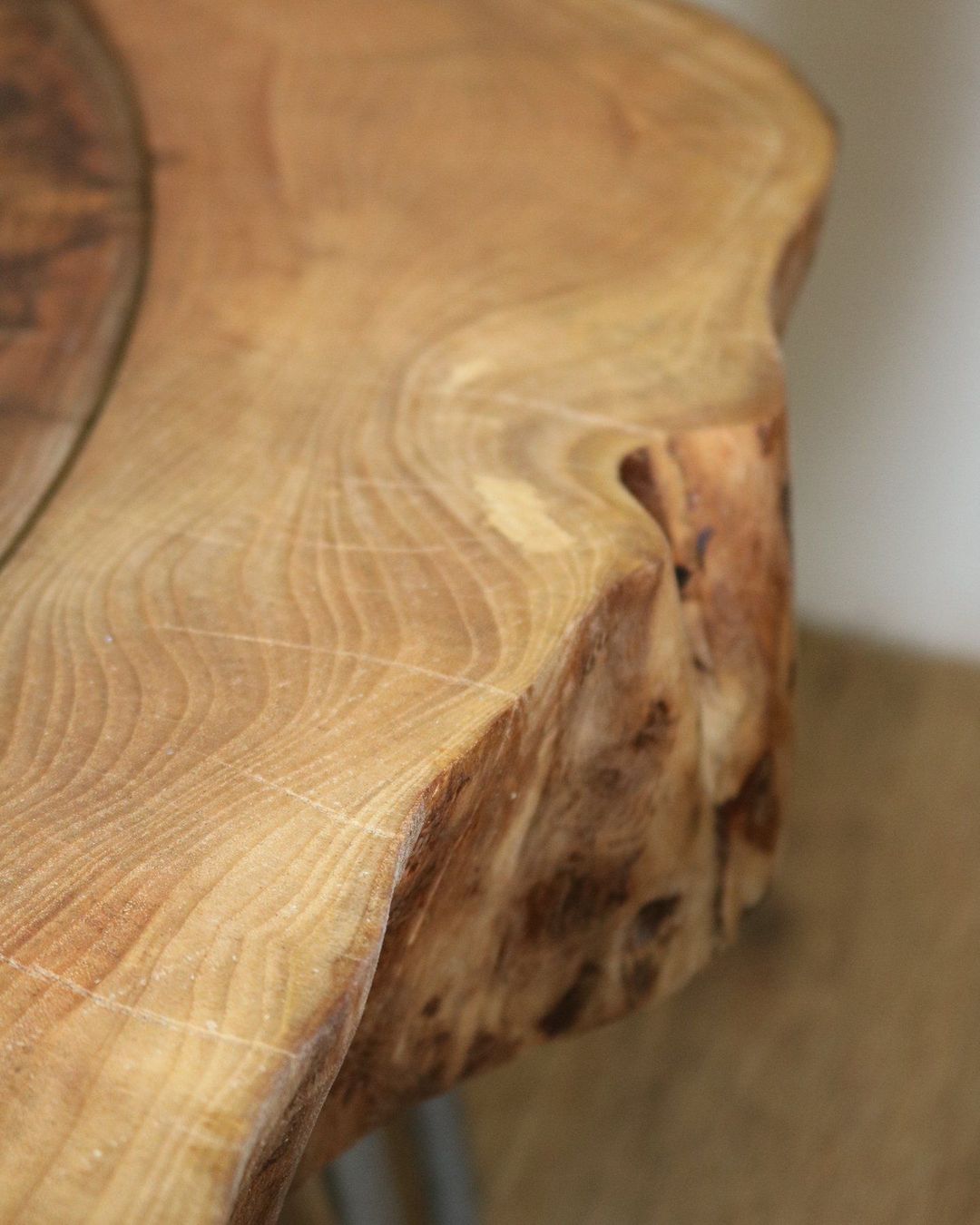 Tische: Klubtisch aus Holz Rustikal – Gebraucht aus Zürich von Miki_Schreiner 3