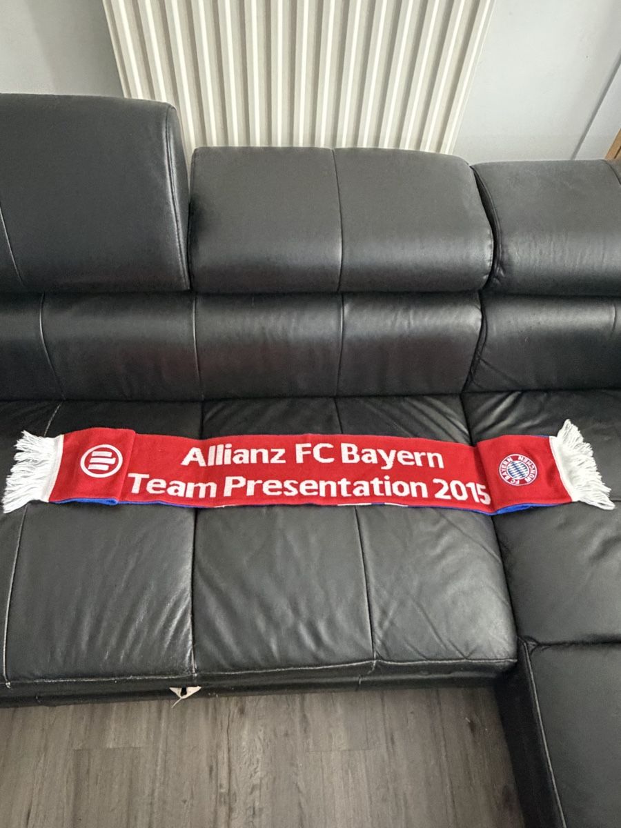 Bayern München Canottiere & Pantaloni: FC Bayern Schal Team Presentation 2015 Allianz rot – Usato da Genève venduto da sho_67qj