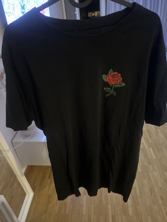 T-shirt noir avec motif rose brodé taille L