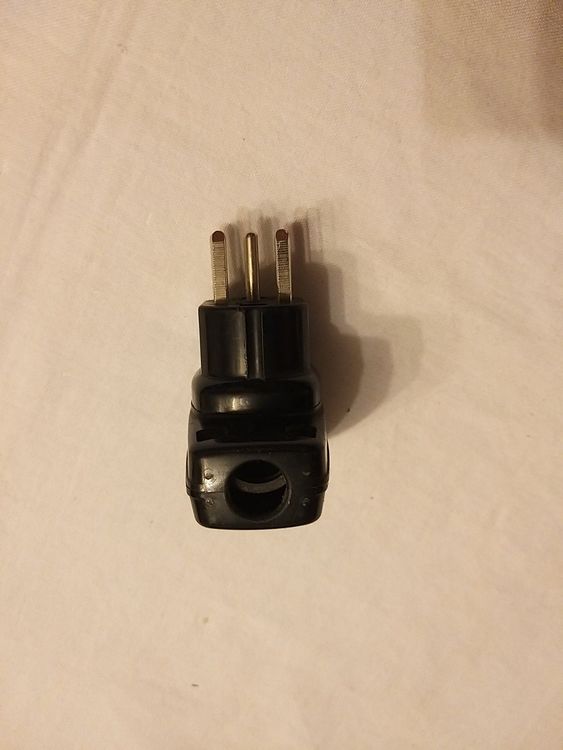 Stecker: Adaptateur prise 380V  (483) – Gebraucht aus la Chaux-de-Fonds von Lampe 1