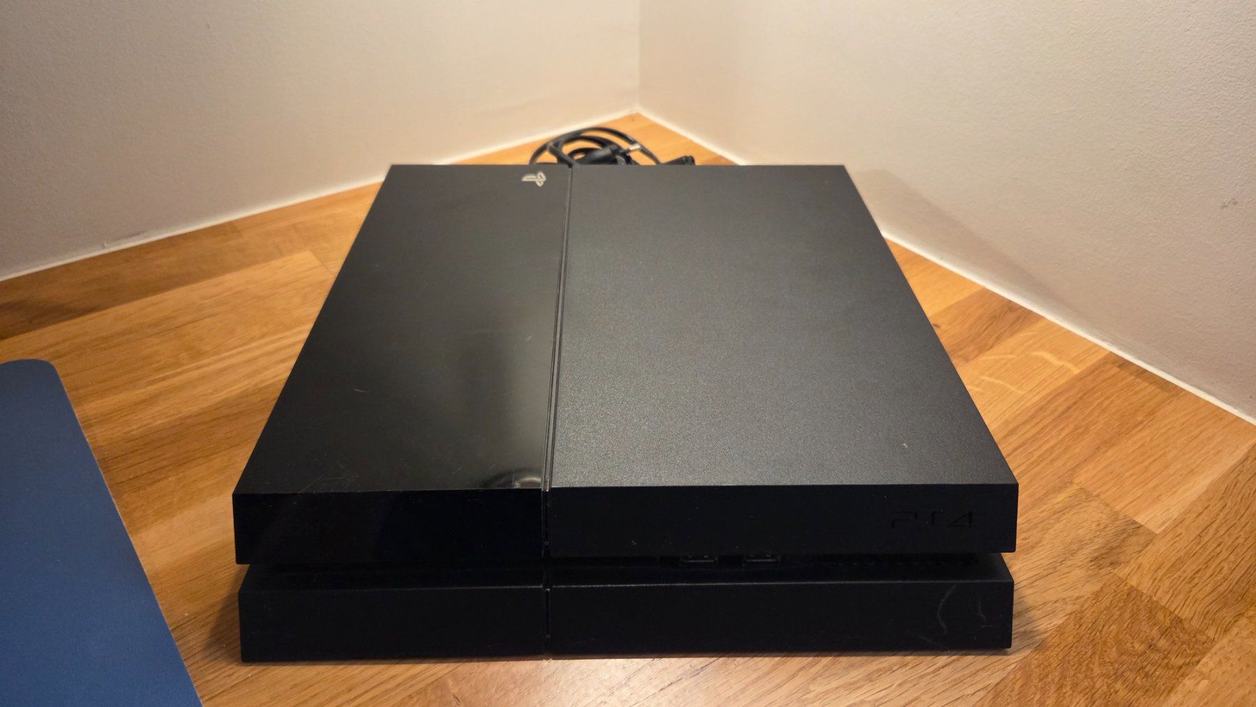 Sony Consoles: Playstation 4 Console with 4 Games and Controllers – D'occasion à Geneve par Granduca