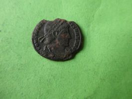 uralte Bronzemünze 17 mm   Stadttor   1.19 g