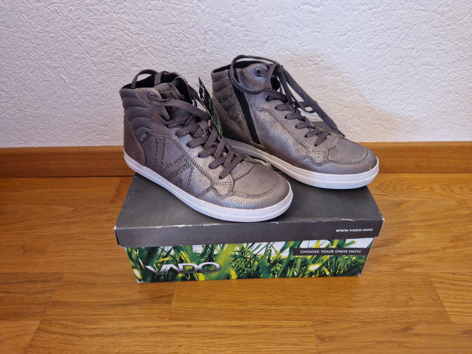 Scarpe per ragazze: Vado Sneaker, Gr. 36, Neu mit Etikett, Grau – Nuovo e nell'imballaggio originale da Buchs Sg venduto da Valedi 2