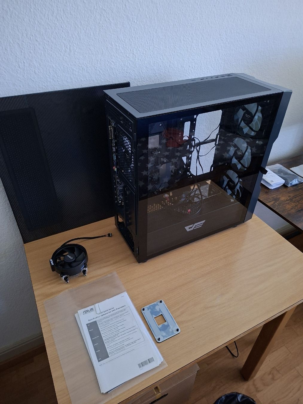Boîtiers: Darkflash PC Gehäuse mit 4 vorinstallierten Lüfter verteiler – Neuf (Voir description) à Mettmenstetten par C.Hof5 2