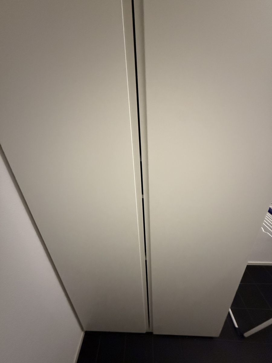 Ikea Guardaroba: White wardrobe with doors good condition – Usato da Lenzburg venduto da Reniss_