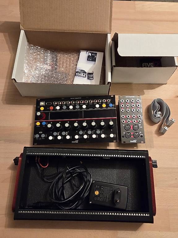 Musikinstrumente: Vector Five12 Sequencer mit Case & Expander – Gebraucht aus Zürich von Flvr