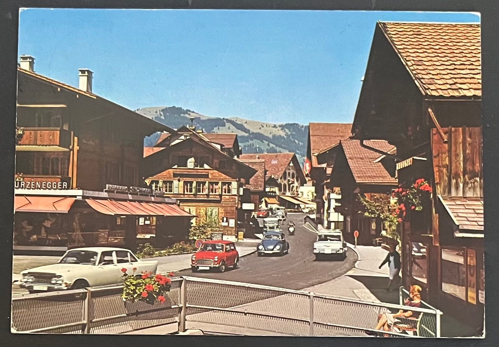 Cartoline postali: Gstaad Dorfstrasse/ Oldtimer Autos – Usato da Ostermundigen venduto da DaxKarten-75