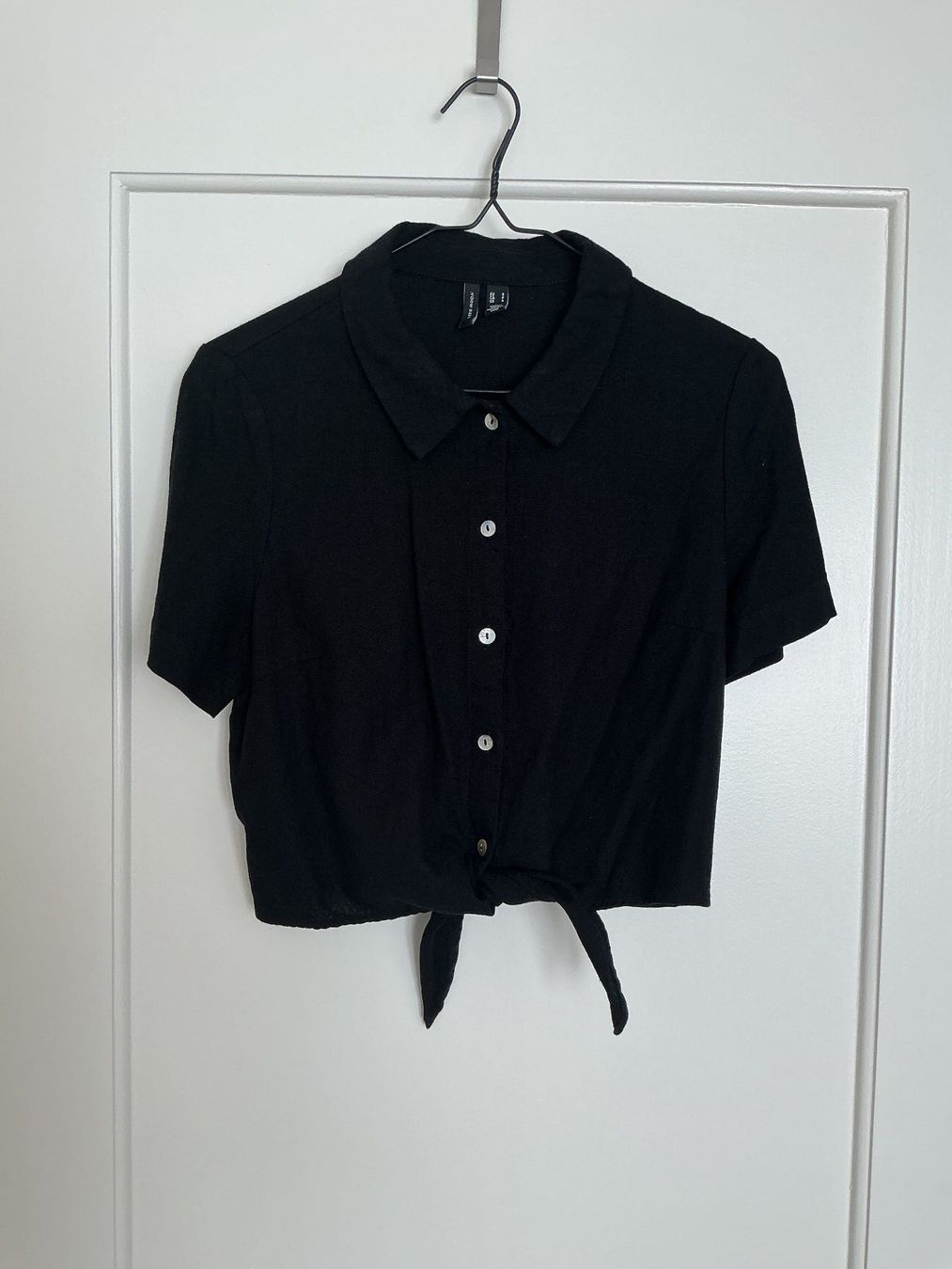 Vero Moda Blusen: Cropped Hemd in schwarz – Gebraucht aus Zürich von vesieber