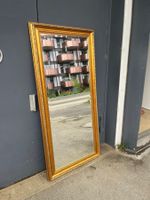 Grosser Wandspiegel mit goldigem Rahmen