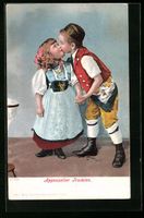 Kinderpaar küsst sich in Appenzeller Tr