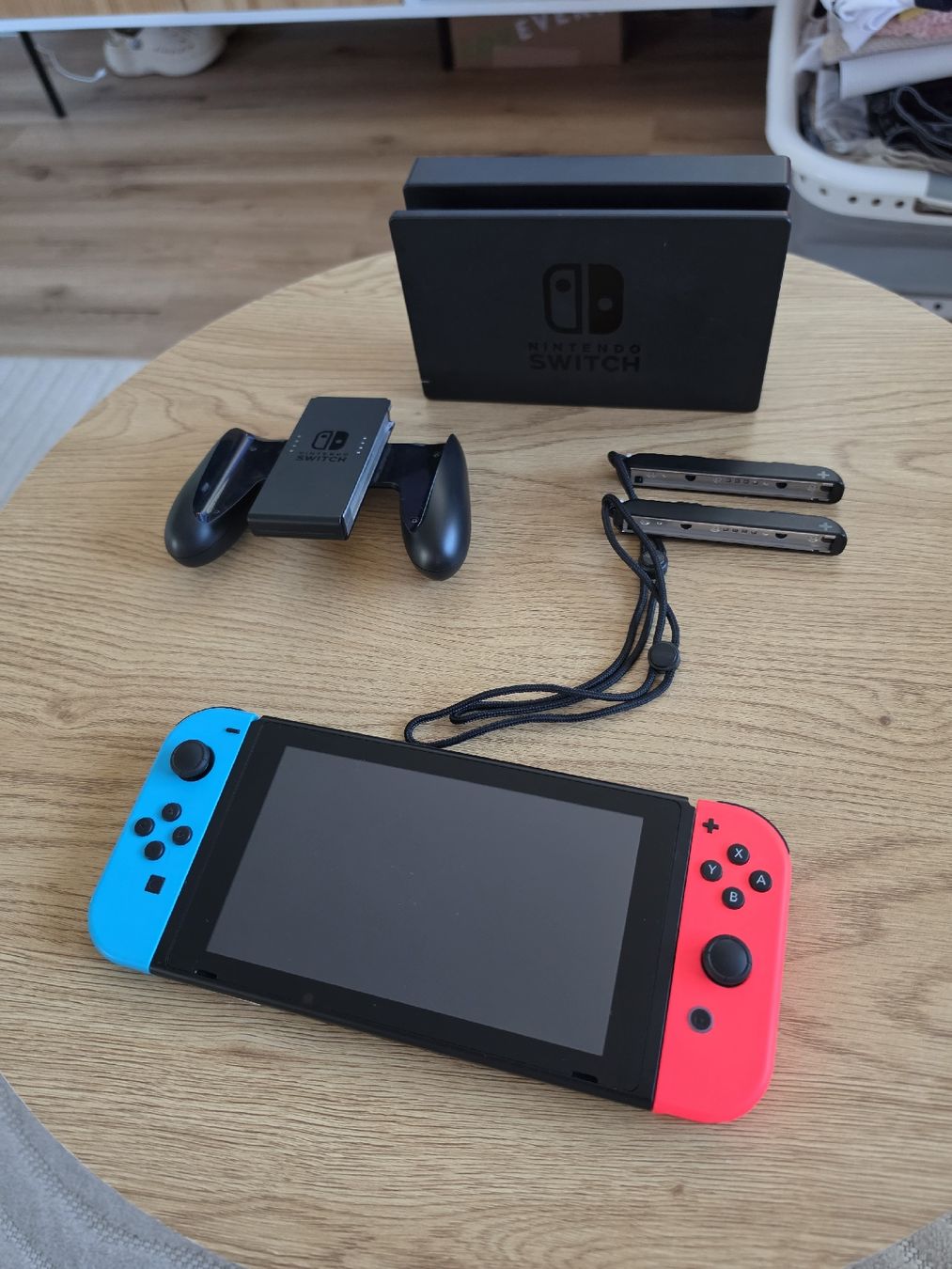 Nintendo Console: Nintendo Switch 1 mit Zubehör – Nuovo (secondo la descrizione) da Herznach venduto da _minions 1