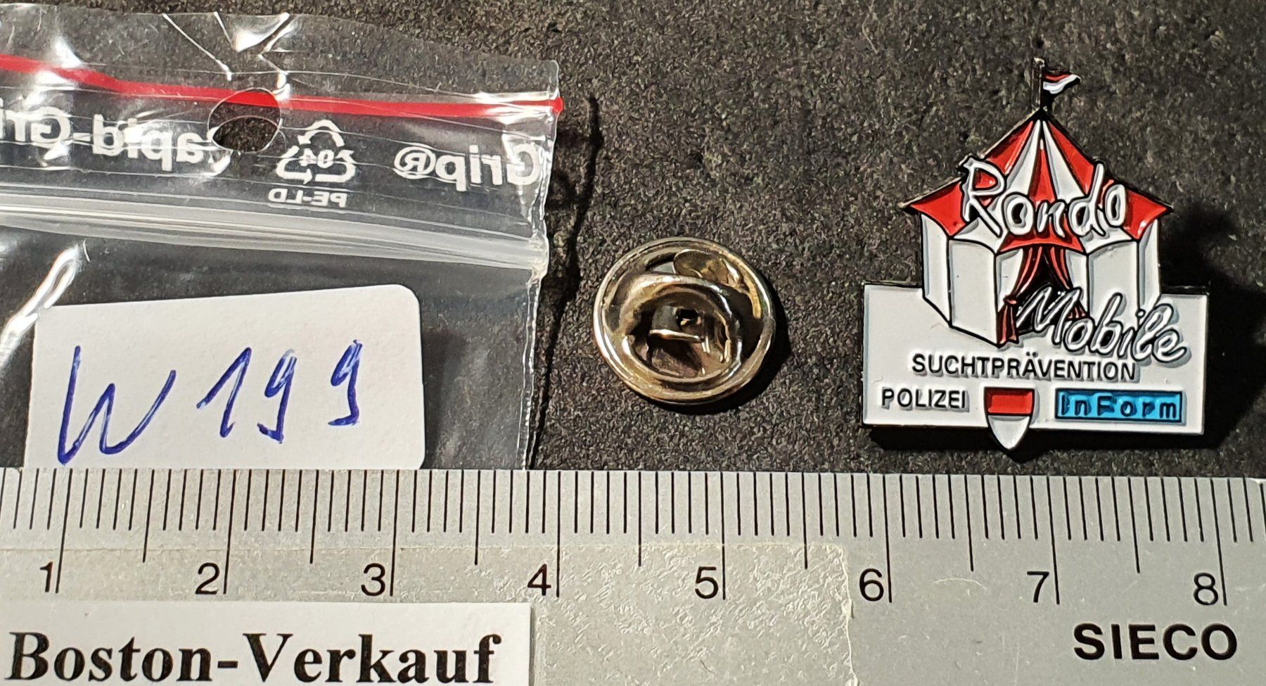 Placchette & Badge: W199 - Pin Rondo Mobile Suchtprävention Polizei Drogen – Usato da Reinach BL venduto da Boston-Verkauf 1