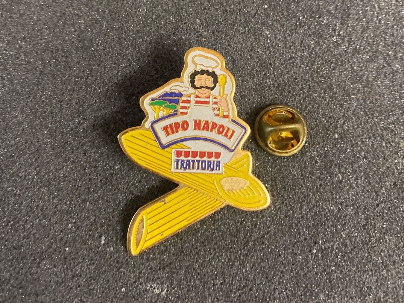 Placchette & Badge: PIN'S - TIPO NAPOLI – Usato da Le Brassus venduto da cinema13