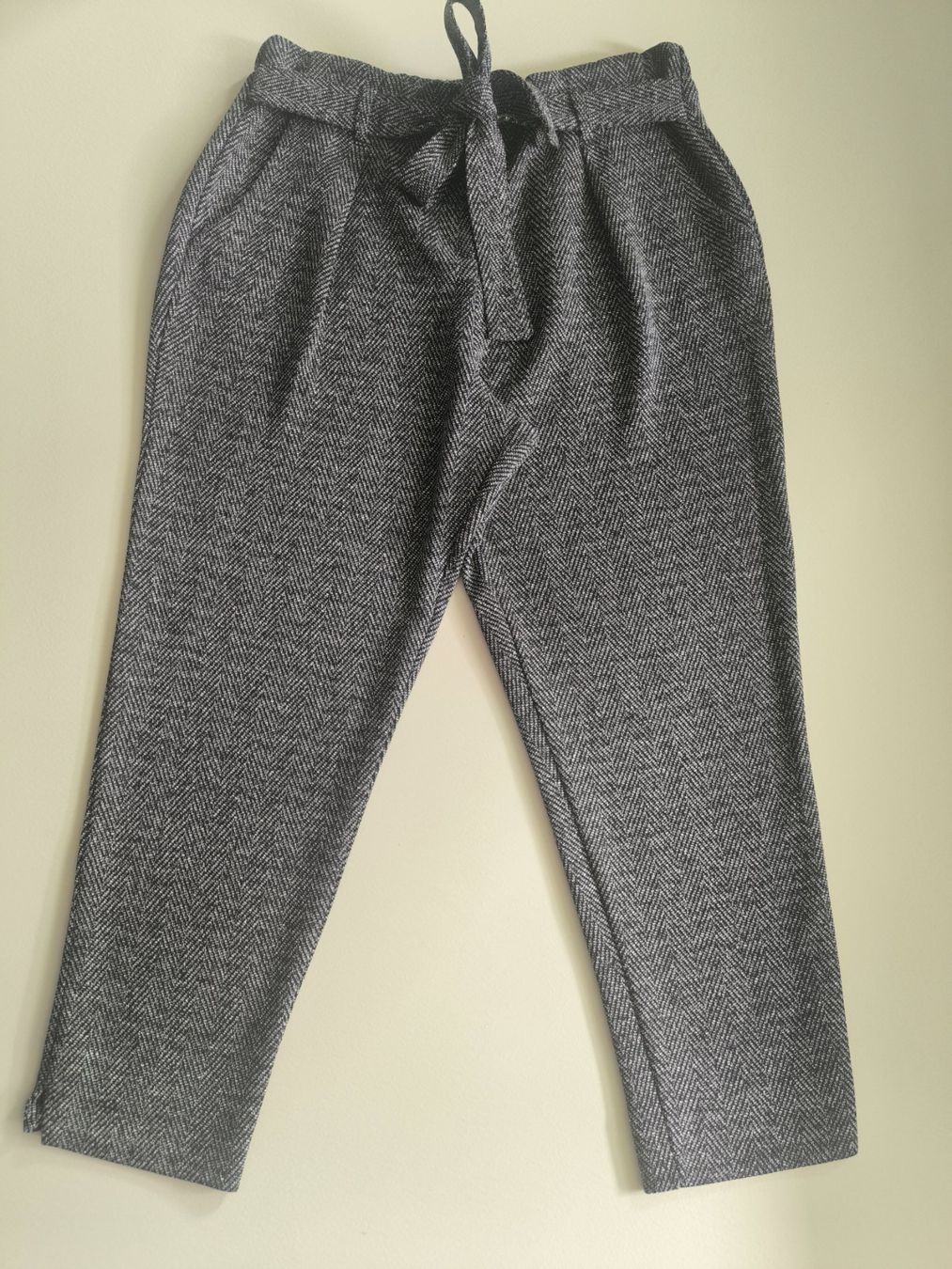 Pantaloni: Graue Hose mit Fischgrätenmuster, elastischer Bund, Größe 40 – Usato da Wallisellen venduto da C_DM