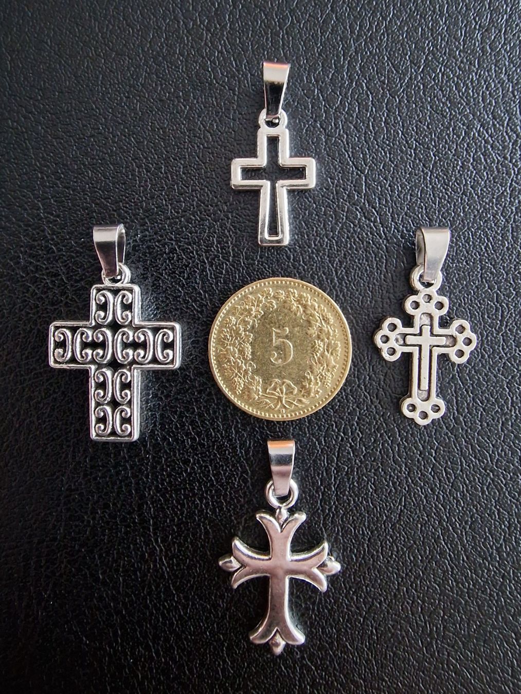 Ciondoli: 4 croix argentées, + trèfle à 4 feuilles – Nuovo e nell'imballaggio originale da Puidoux venduto da mic_c2fh