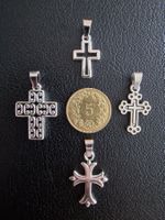 4 croix argentées, + trèfle à 4 feuilles