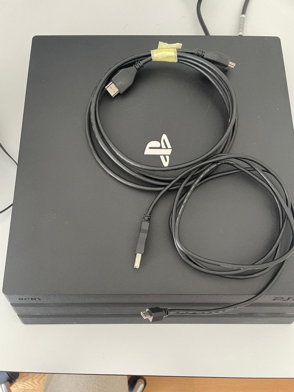 Sony Konsolen: Sony PS4 Pro 1TB + 2 Controller inkl. Ladestation + 12 Games – Gebraucht aus Grenchen von buuliaan
