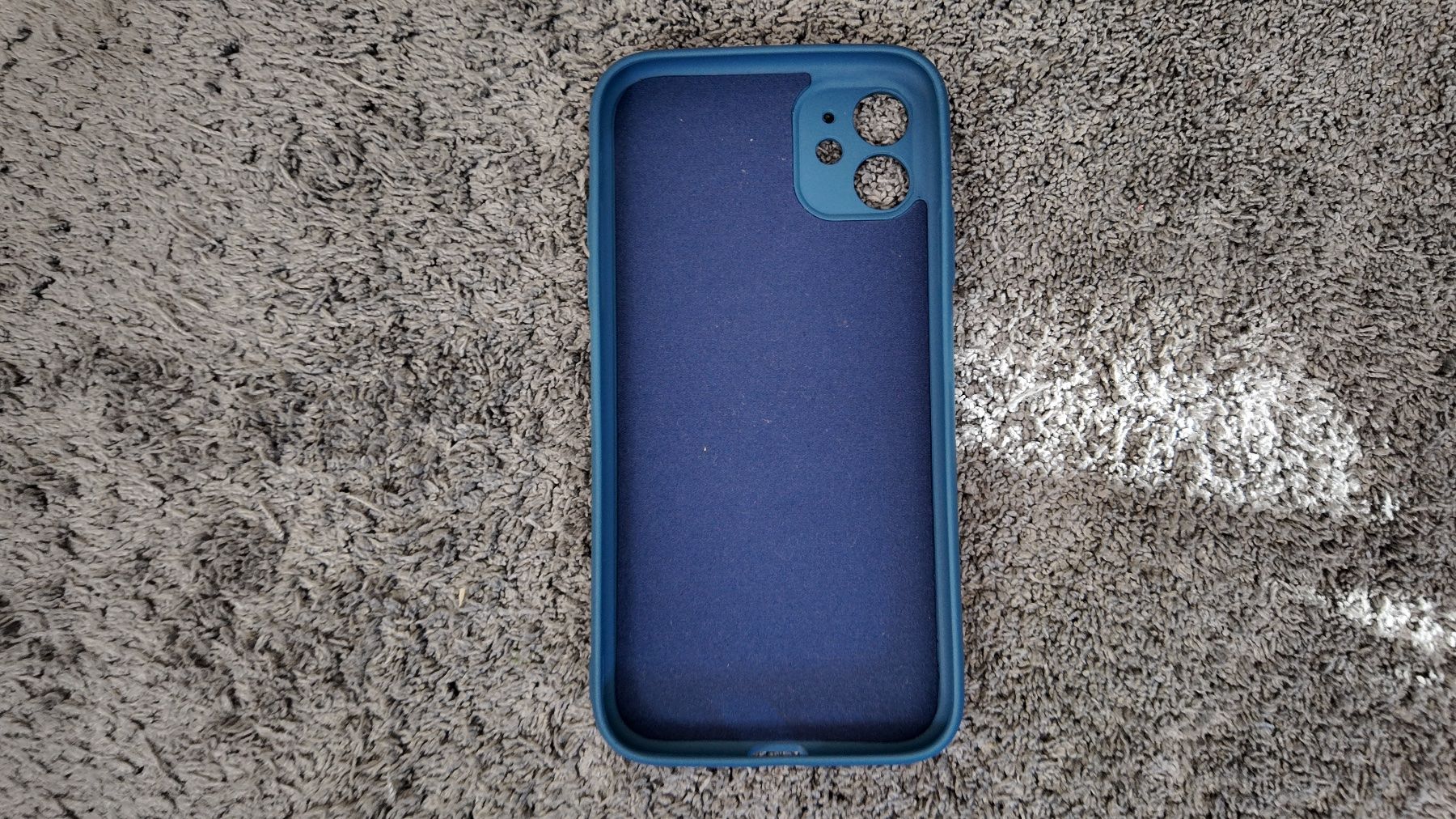 Coques & Protection écran: Coque d’iPhone 11 bleue en silicone solide – Neuf avec emballage d'origine à Denges par val_j8w7 1