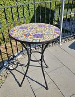 Bistro Tischli rund mit bunten Plättli und Metallgestell.