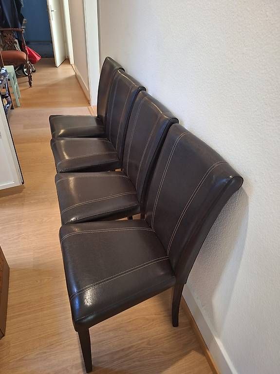 Stühle: Vier braune Stühle in Lederoptik – Neu (gemäss Beschreibung) aus Schaffhausen von Clafico 1