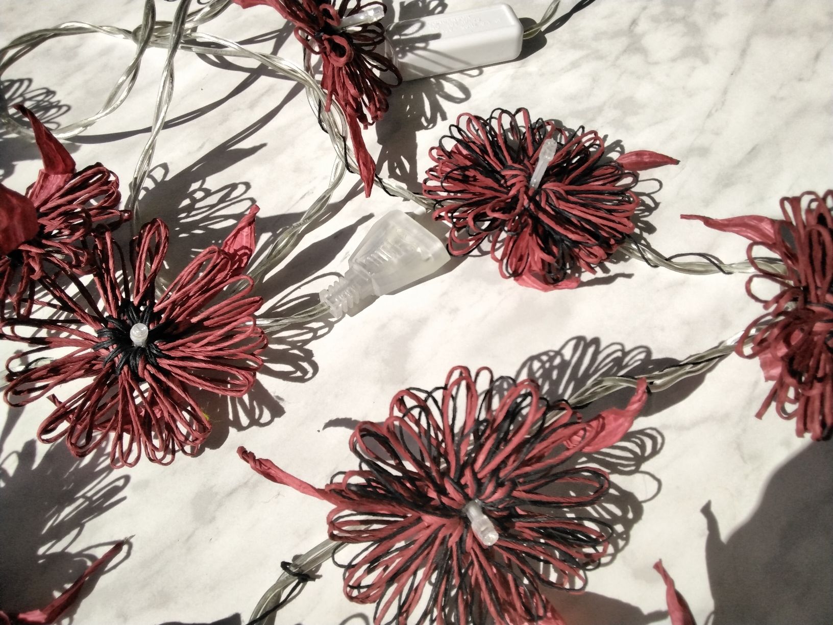 Ghirlande e barre luminose: LICHTERKETTE BLUMEN ROT SCHWARZ – Nuovo (secondo la descrizione) da Biel/Bienne venduto da dasi3