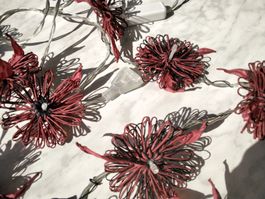 LICHTERKETTE BLUMEN ROT SCHWARZ