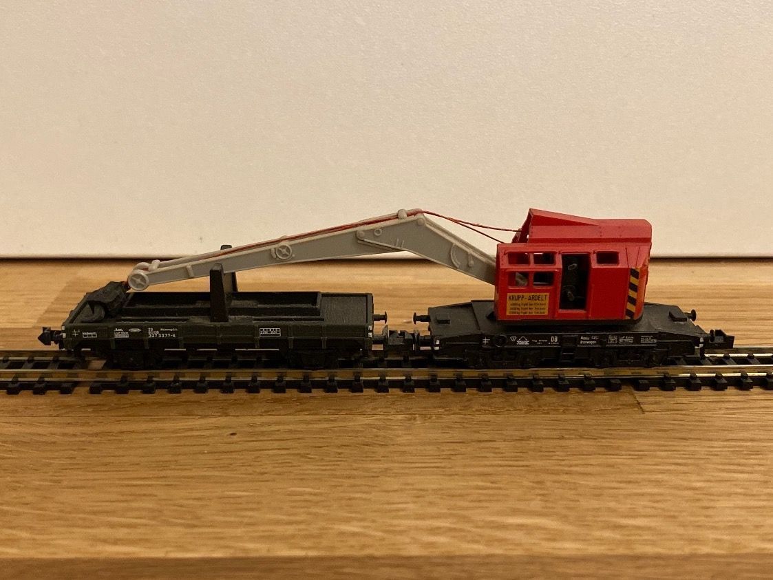 Trix Modelleisenbahnen: Minitrix 3590 Geleisekran mit Aufleger – Gebraucht aus Schlierbach von Look8
