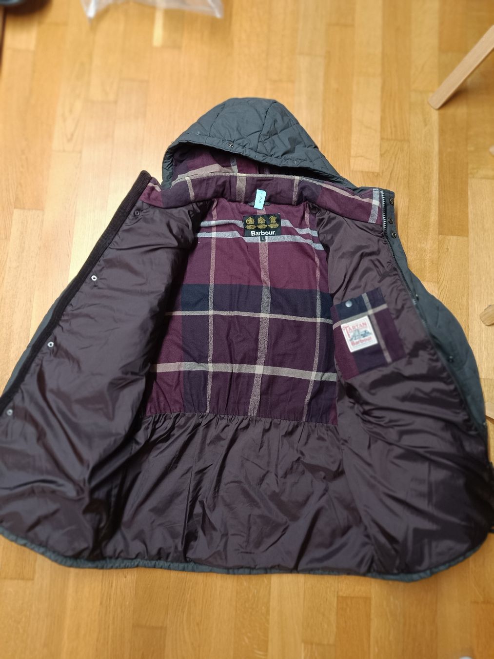 Barbour Vestes: Veste matelassée Barbour capuche – D'occasion à Biel/Bienne par justophe 1