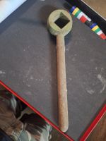 Clé ancienne forme ronde carrée rouille 4cm
