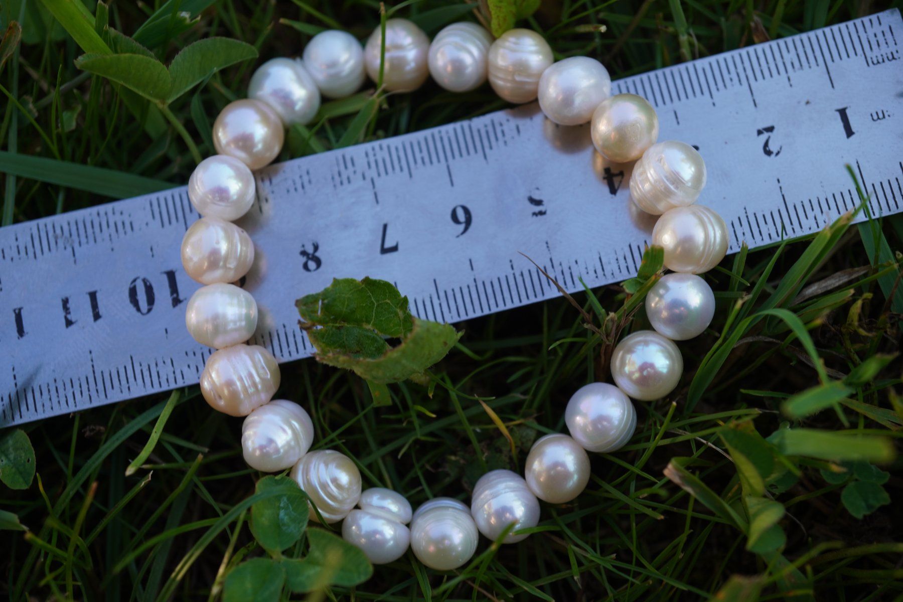 Minerali & Pietre curative: Perlen Gross Weiss  Armband mit Gummizug – Nuovo e nell'imballaggio originale da Eschenbach SG venduto da topstone 1